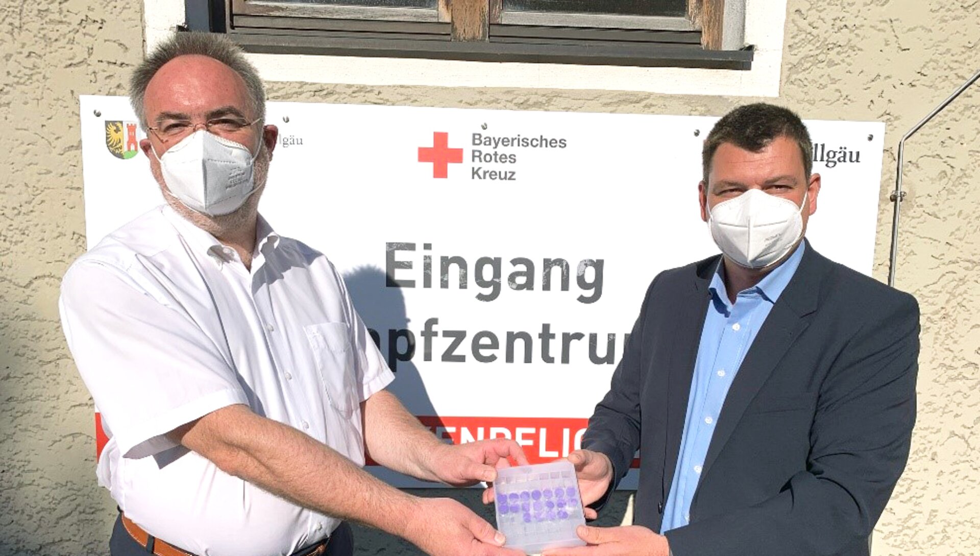 Im Bild: Alexander Schwägerl (Kreisgeschäftsführer BRK Kreisverband Oberallgäu) und Maurizio Kaiser (MAHA Maschinenbau Haldenwang)